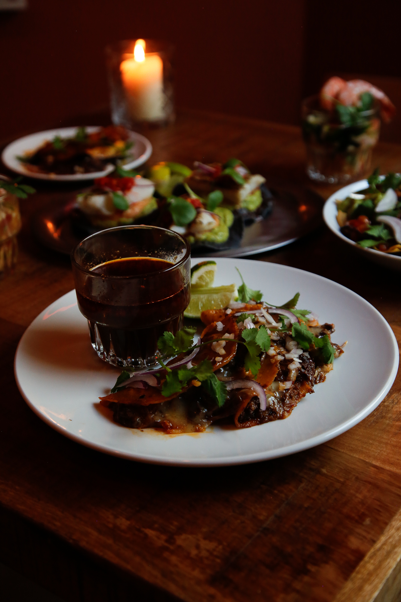 Birria op bord met consommé